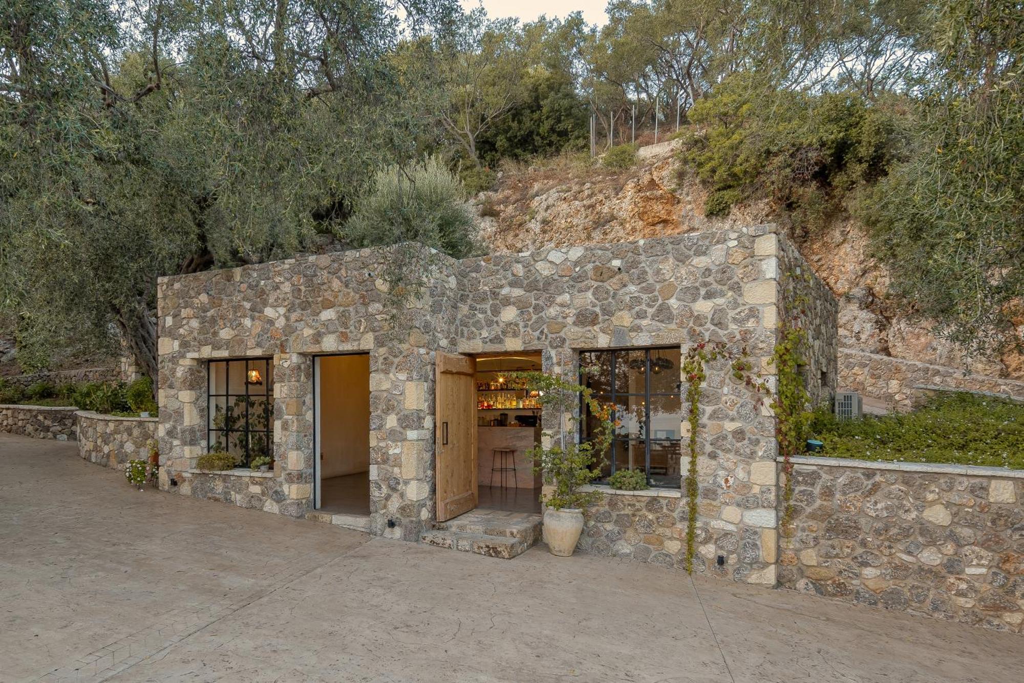 Apolis & Apartment Parga